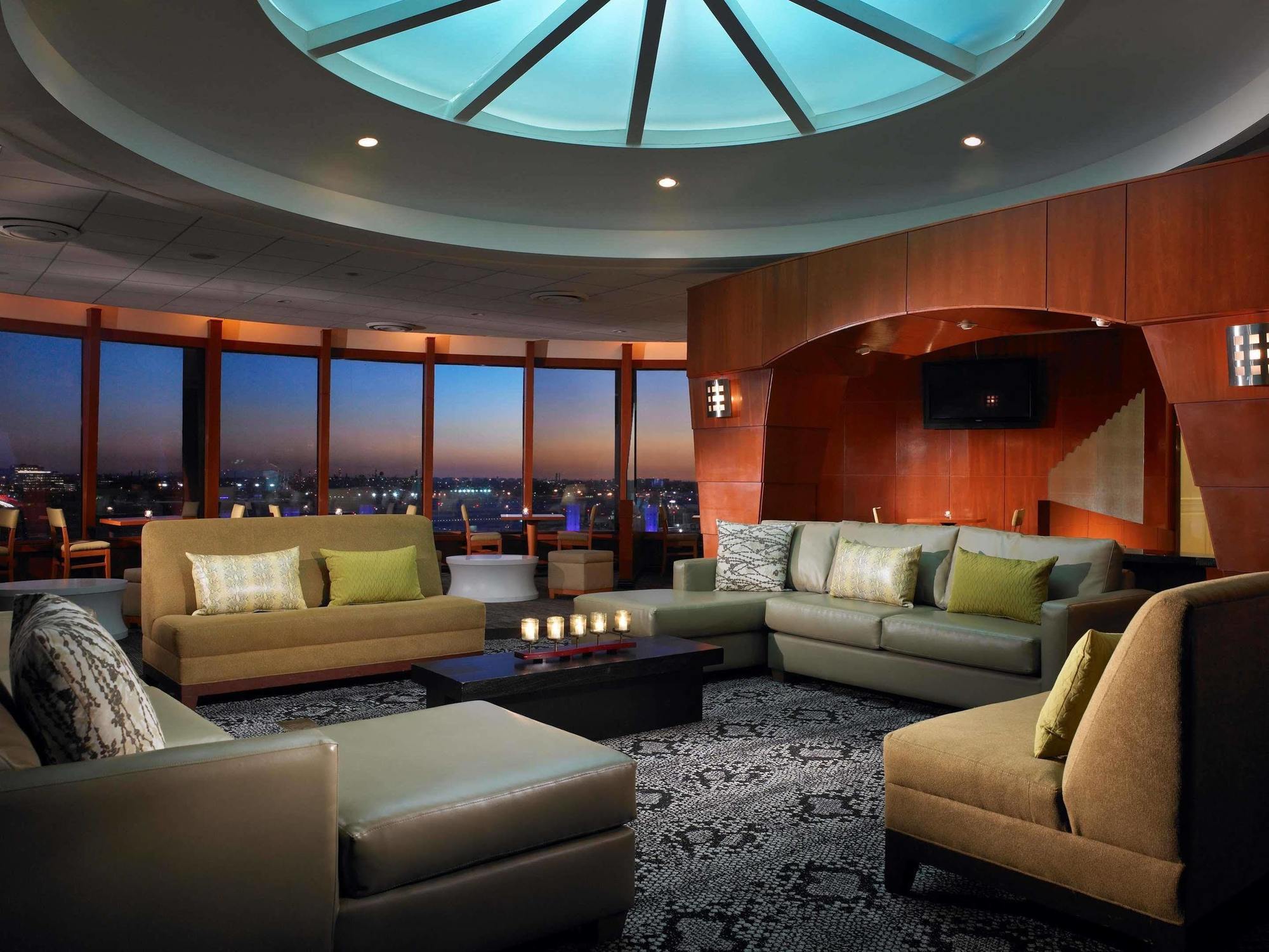 Hyatt Regency Angeles International Airport Hotel 3*
